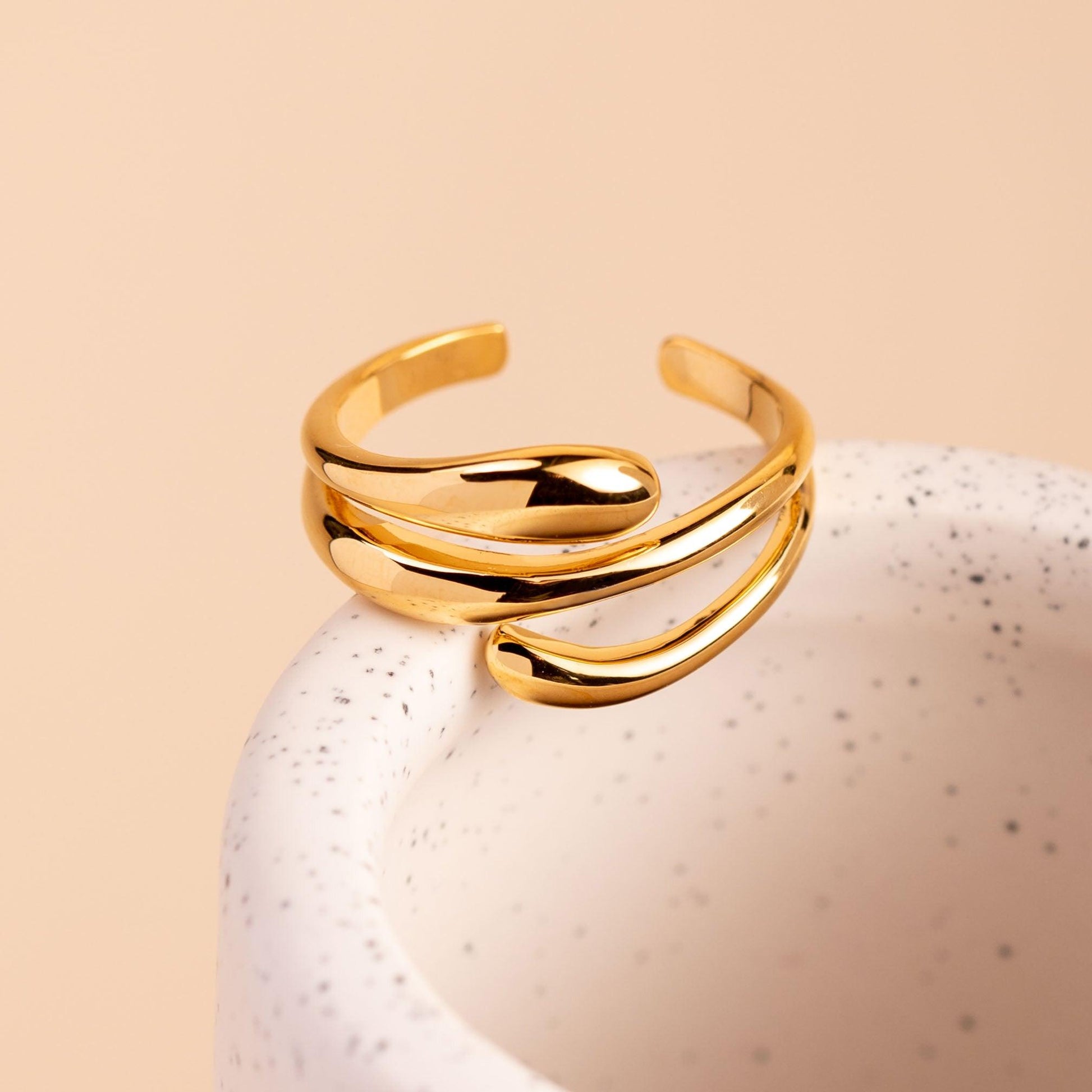 Curvy Ring - saltycandy